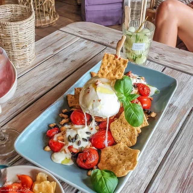 Jente-middag-fett med burrata, tomater og kjeks