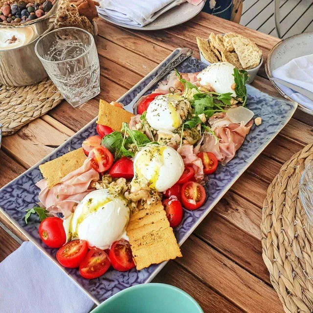 Jente-middag-fett med burrata, tomater og kjeks