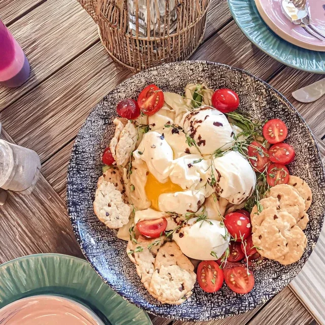 Jente-middag-fett med burrata, tomater og kjeks