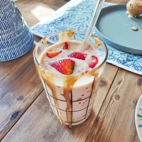 Jordbær-banan-smoothie laget med havremelk i en glasskrus