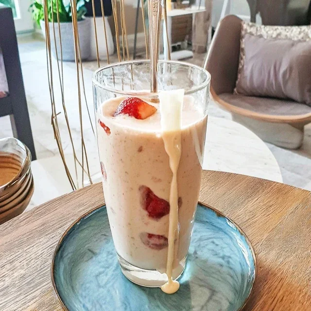 Jordbær-banan-smoothie med havremelk