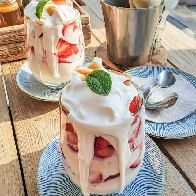 Jordbær-sitron-lagdessert i glass