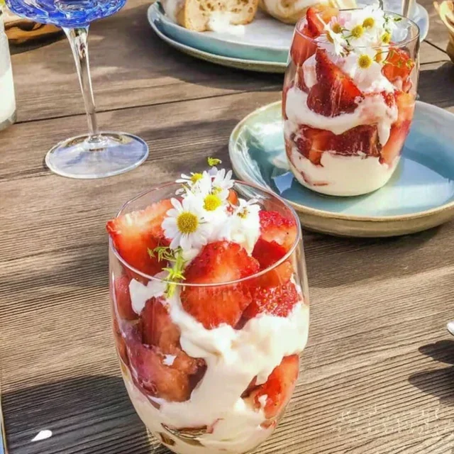 Jordbær-sitron-lagdessert i glass