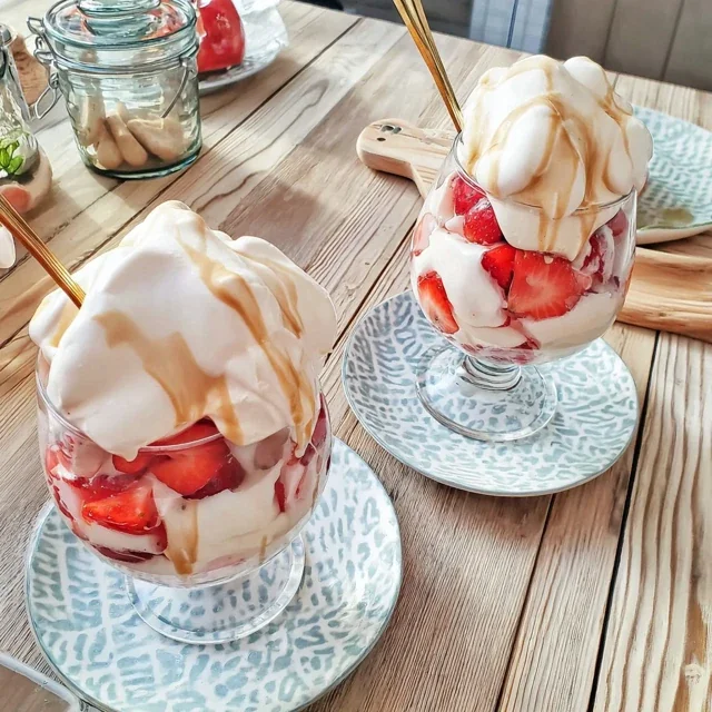 Jordbær-sitron-lagdessert i glass