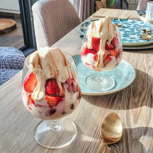 Jordbær-sitron-lagdessert i glass