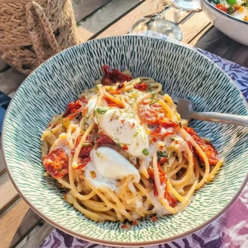 Kald pasta med soltørkede tomater og mozzarella i en serveringsbolle