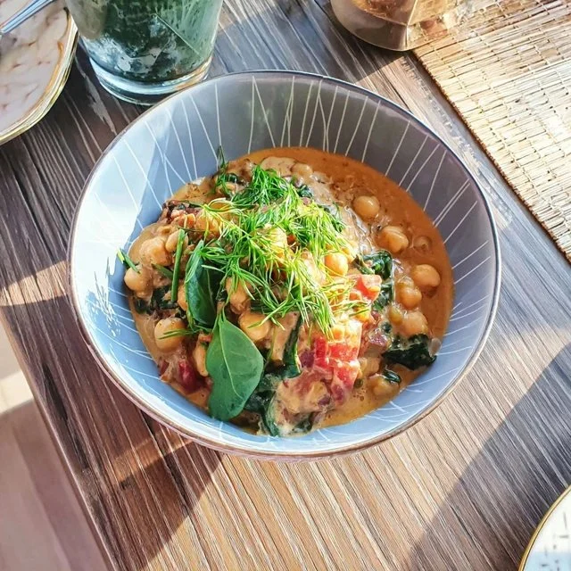 Kikertcurry med kokosmelk og spinat