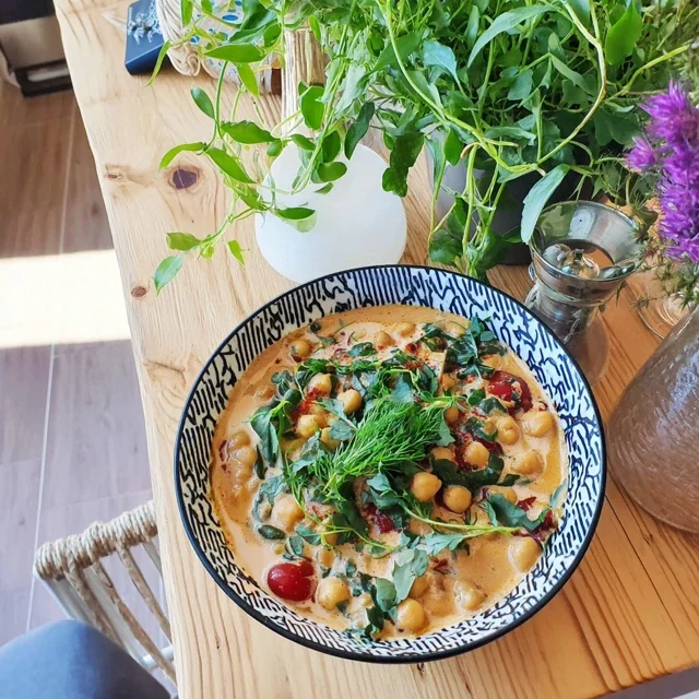Kikertcurry med kokosmelk og spinat