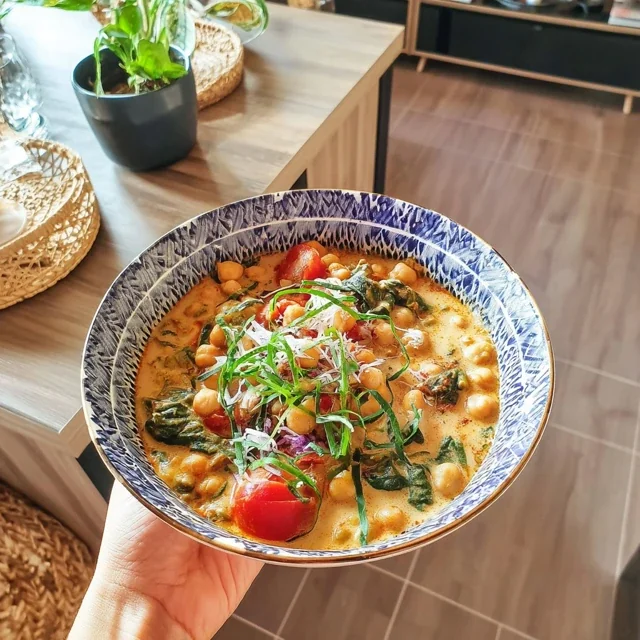 Kikertcurry med kokosmelk og spinat