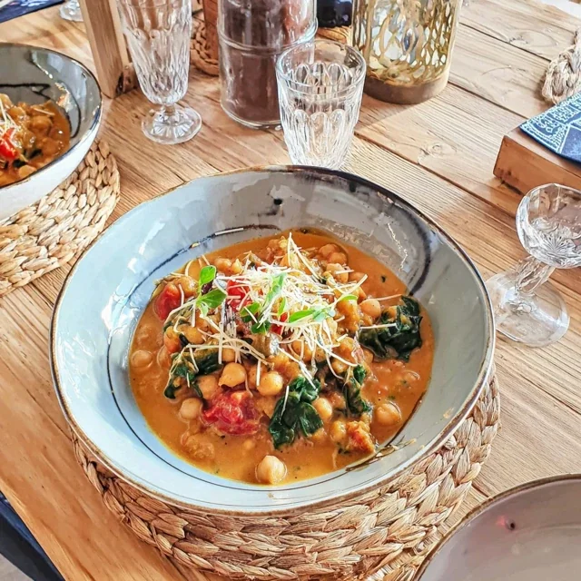 Kikertcurry med kokosmelk og spinat