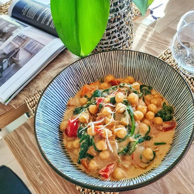 Kikertcurry med kokosmelk og spinat