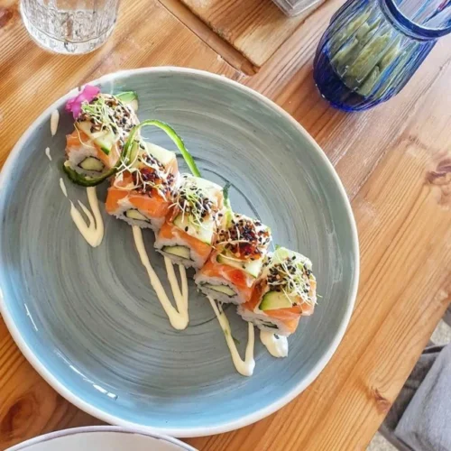 Laksemaki med agurk og sesam, en velsmakende sushi-variant.