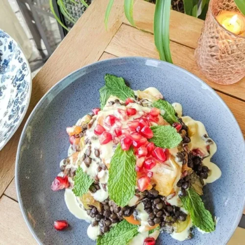 Linse-salat med mynte og granateple, en sunn og velsmakende rett