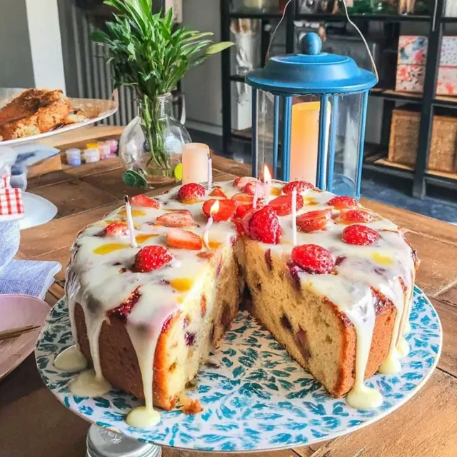 Marmorkake med vanilje og jordbær til bursdag