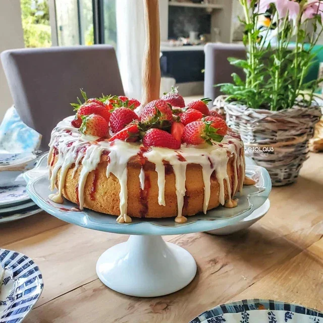 Marmorkake med vanilje og jordbær til bursdag