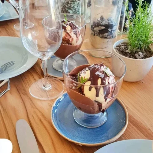 Mørk sjokolademousse med havsalt på tallerken