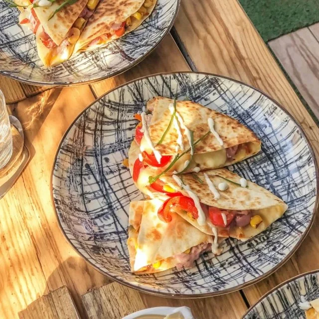 Ostequesadilla med mais og paprika