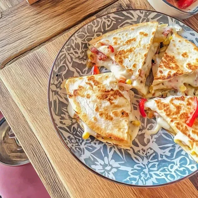 Ostequesadilla med mais og paprika