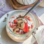 Overnights havregryn med jordbær og linfrø