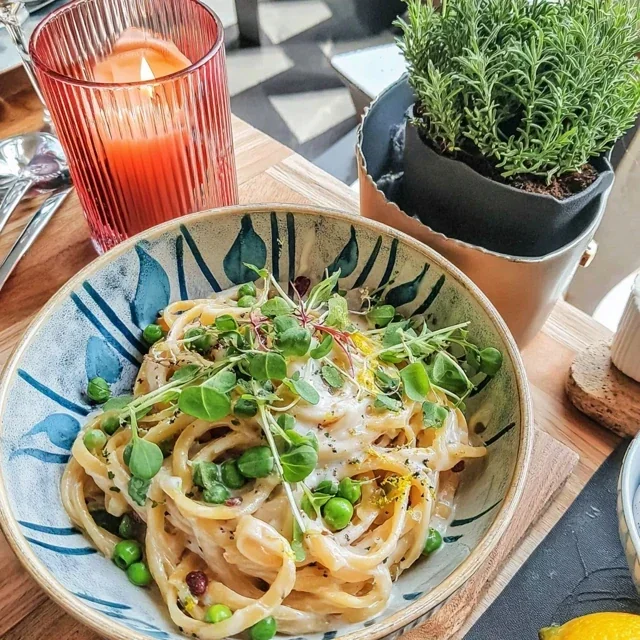Pasta med sitron og friske erter