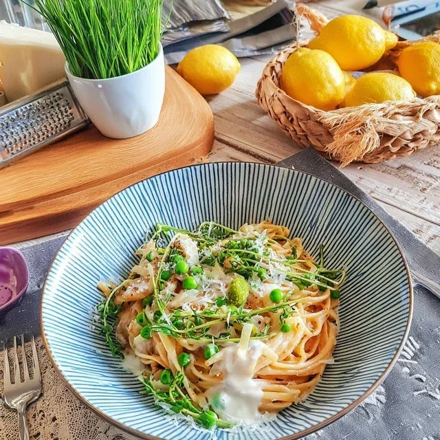 Pasta med sitron og friske erter