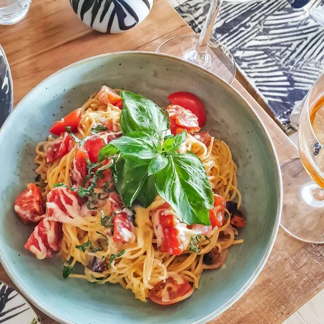 Pasta med tomatsaus og fersk basilikum