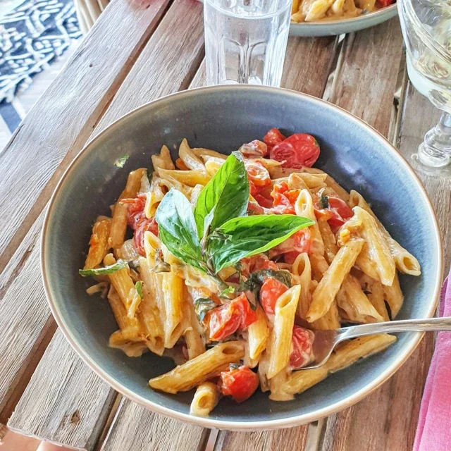 Pasta med tomatsaus og fersk basilikum