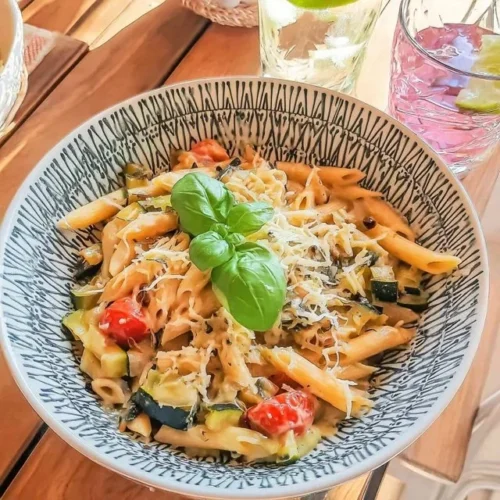 Pasta primavera med zucchini og sitron på tallerken