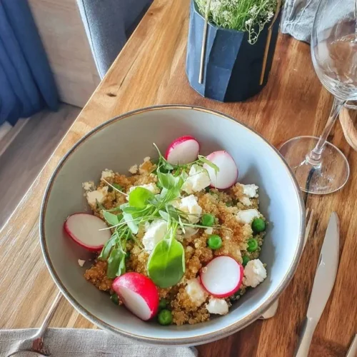 Quinoa bowl med reddiker, erter og fetaost, en sunn lunsjoppskrift.