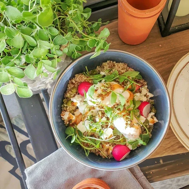 Quinoa-bowl med reddiker, erter og fetaost