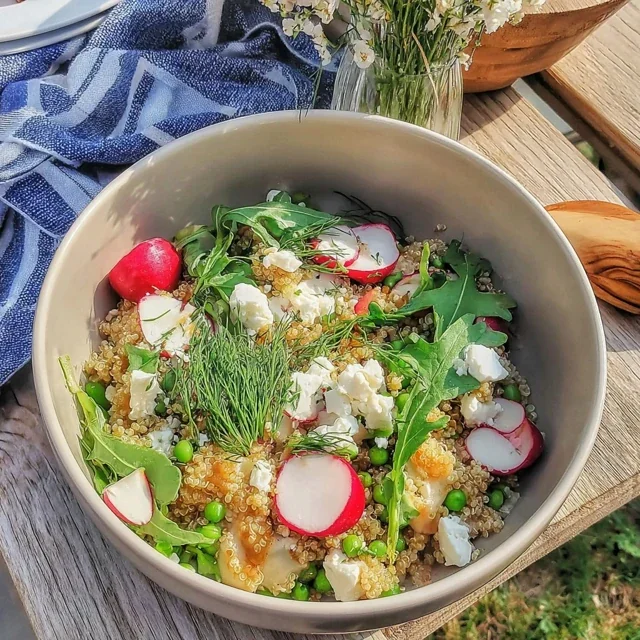 Quinoa-bowl med reddiker, erter og fetaost