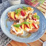 Ricottabrød med fersken og honning