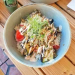 Risbowl med grillet grønnsaker og tahinsaus