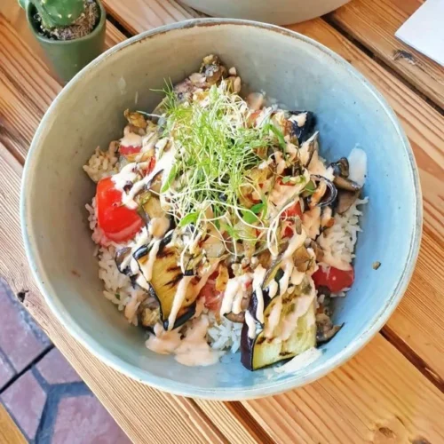 Risbowl med grillet grønnsaker og tahinsaus for sunt måltid