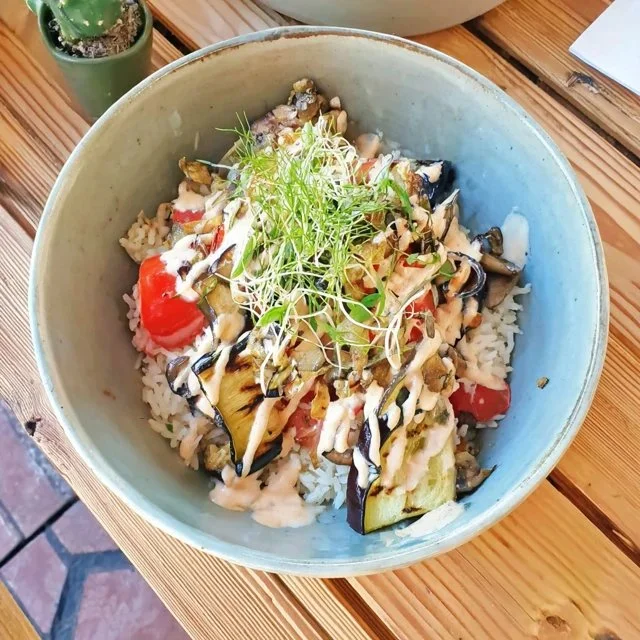 Risbowl med grillet grønnsaker og tahinsaus