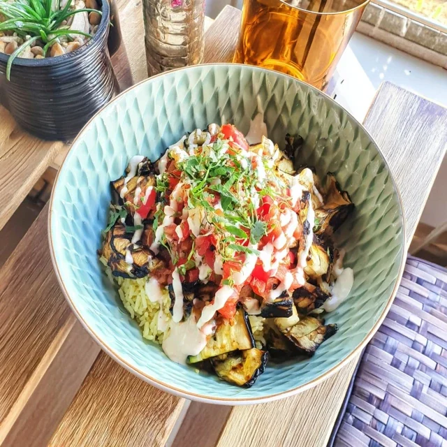 Risbowl med grillet grønnsaker og tahinsaus