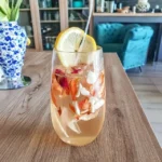 Rosenlimonade med kullsyrevann