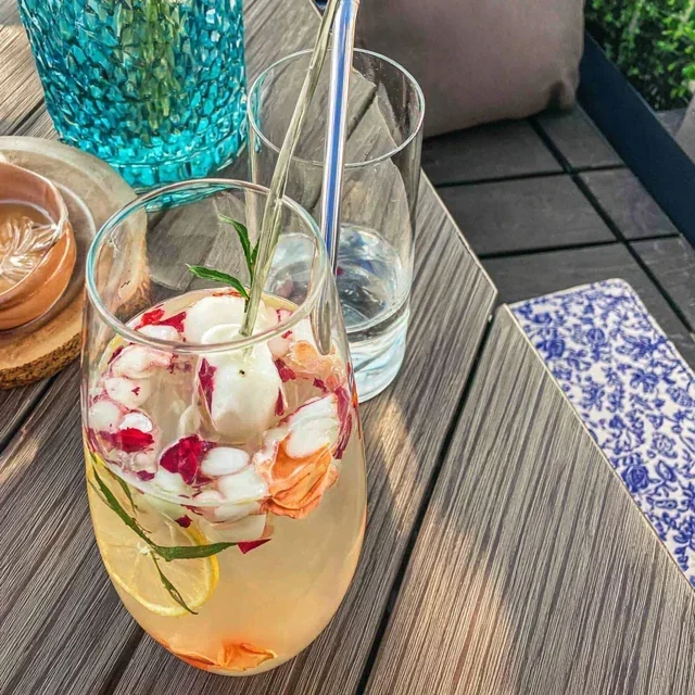 Rosenlimonade med kullsyrevann