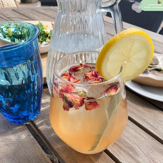 Rosenlimonade med kullsyrevann