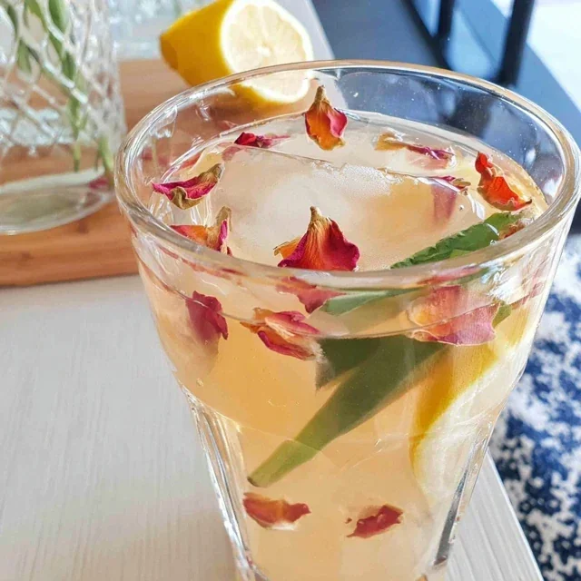 Rosenlimonade med kullsyrevann