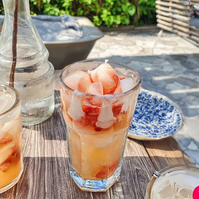 Rosenlimonade med kullsyrevann