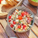 Salat med stekte kikerter, tomater og fetaost
