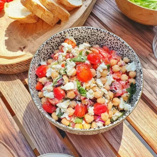Salat med stekte kikerter, tomater og fetaost som en sunn middag.