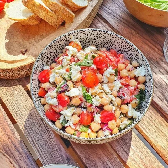 Salat med stekte kikerter, tomater og fetaost