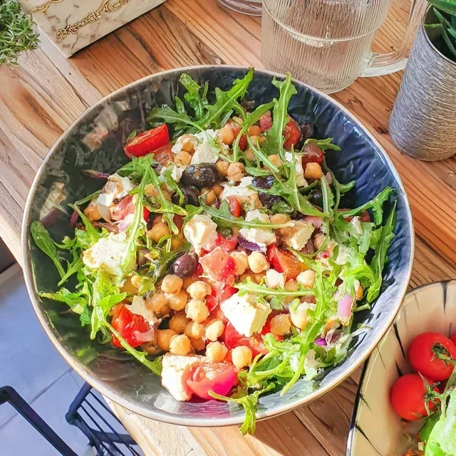 Salat med stekte kikerter, tomater og fetaost