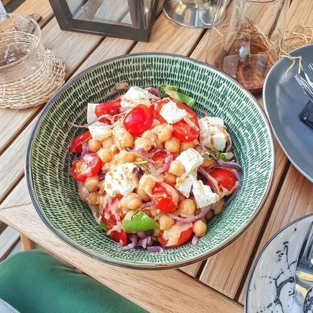 Salat med stekte kikerter, tomater og fetaost