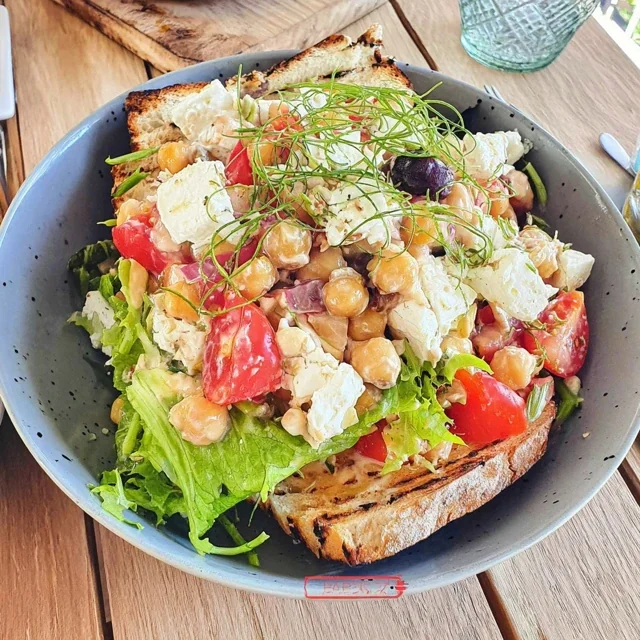 Salat med stekte kikerter, tomater og fetaost