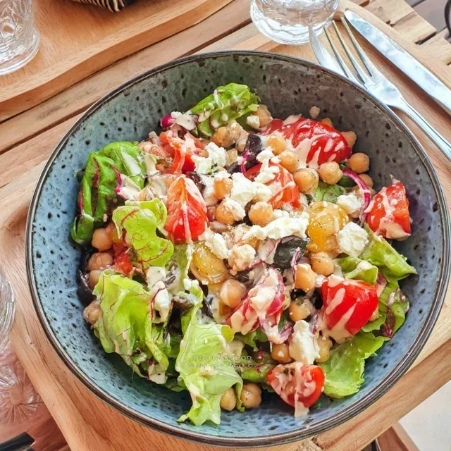 Salat med stekte kikerter, tomater og fetaost