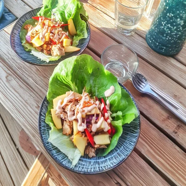 Salatruller med krydret tofu og mango