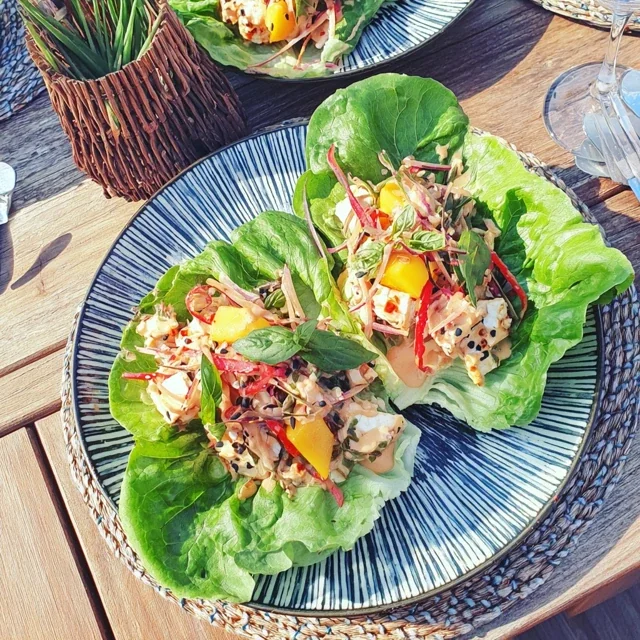 Salatruller med krydret tofu og mango